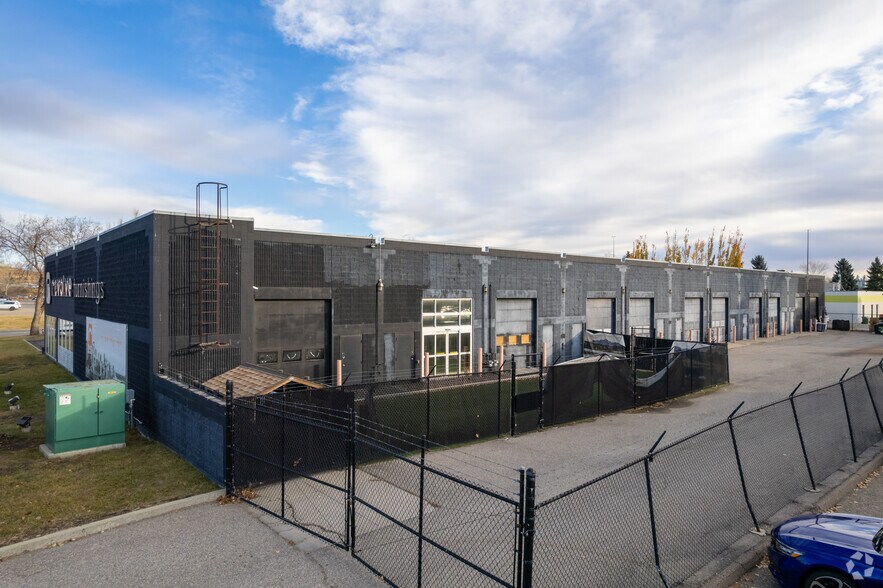 More Photos Of 7070 11th St SE, Calgary Freestanding For Lease