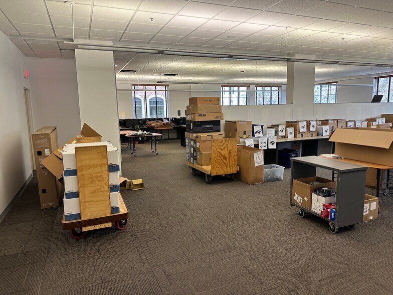 More Photos Of 85 E 8th St, Holland Medical For Lease