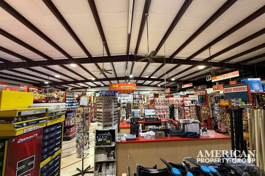 More Photos Of 5611 15th St E, Bradenton Freestanding For Lease