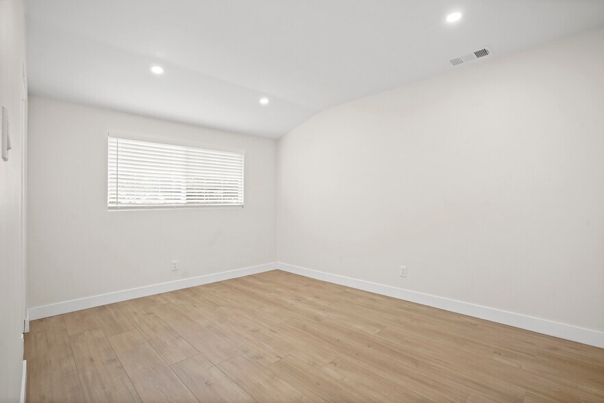 More Photos Of 174 N Wendy Dr, Thousand Oaks Specialty For Sale