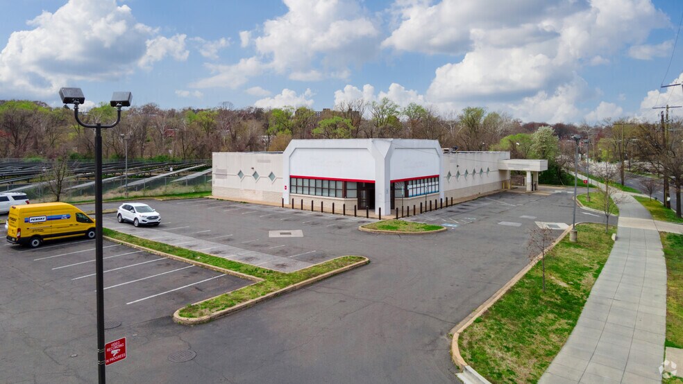 More Photos Of 4635 S Capitol St SW, Washington Drugstore For Lease