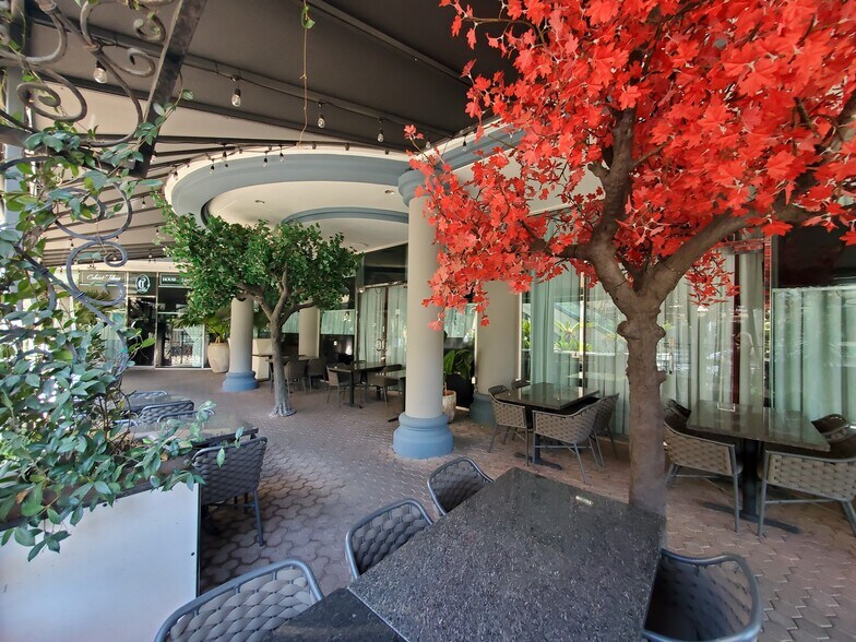 More Photos Of 16101 Ventura Blvd, Encino General Retail For Lease