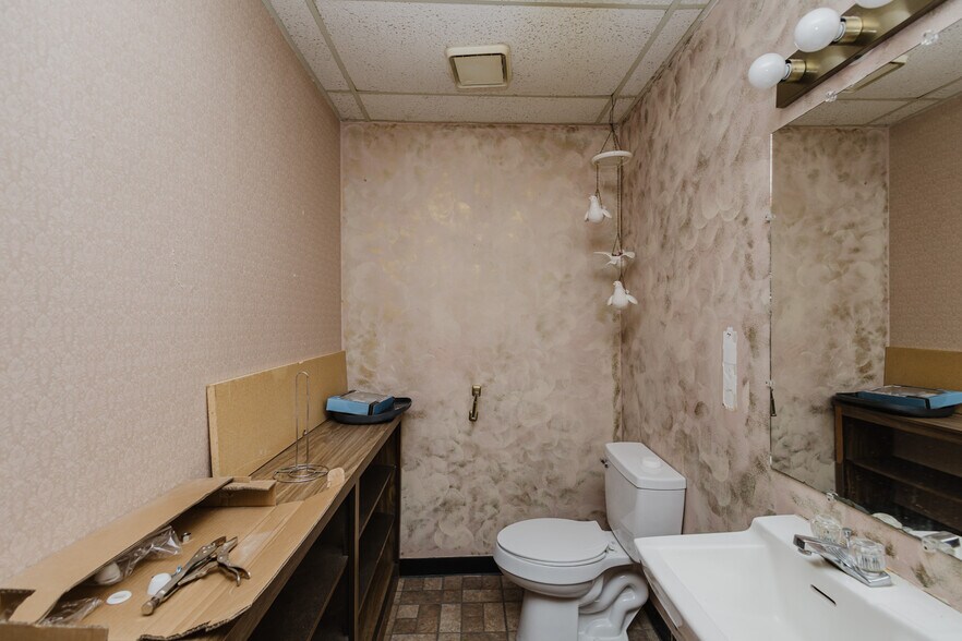 More Photos Of 5110 S Hydraulic St, Wichita Freestanding For Sale