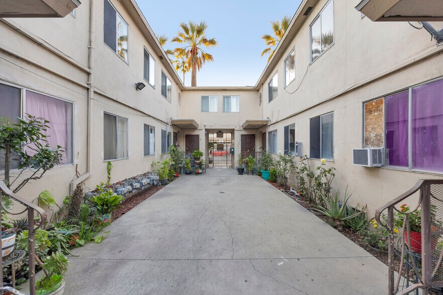 More Photos Of 8118 S Western Ave, Los Angeles Apartments For Sale
