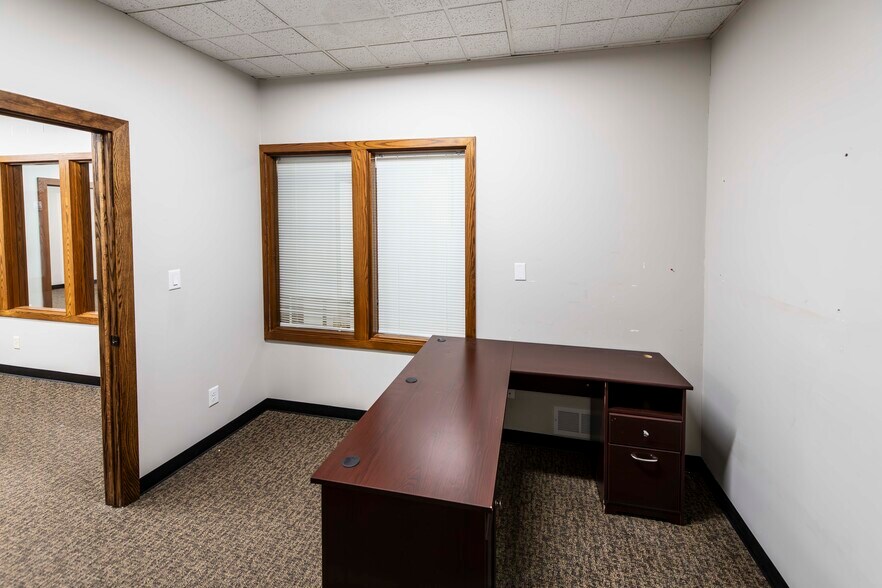 More Photos Of 1119 N 42nd St, Grand Forks Office For Lease