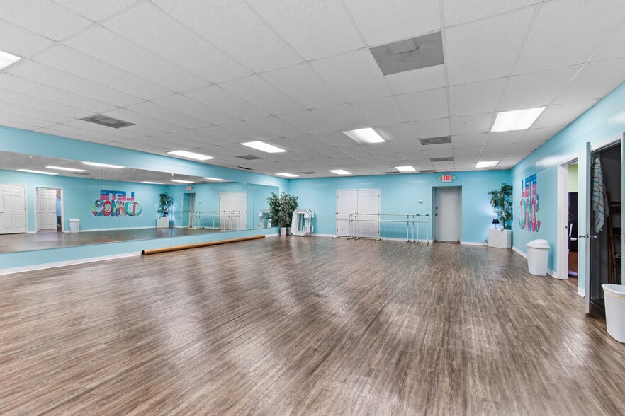 More Photos Of 2560 Leroy Stevens Rd, Mobile Light Manufacturing For Sale