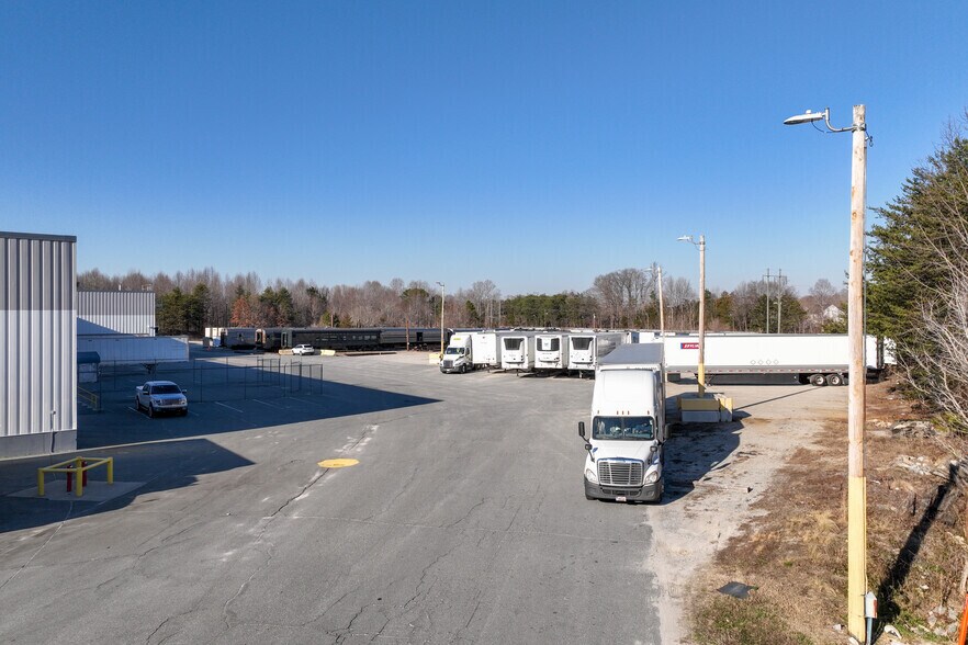 More Photos Of 90 Piedmont Industrial Dr, Winston-Salem Warehouse For Sale