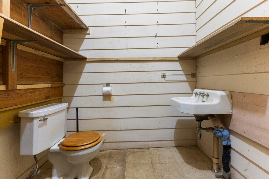 More Photos Of 1375 W San Antonio St, New Braunfels Freestanding For Sale