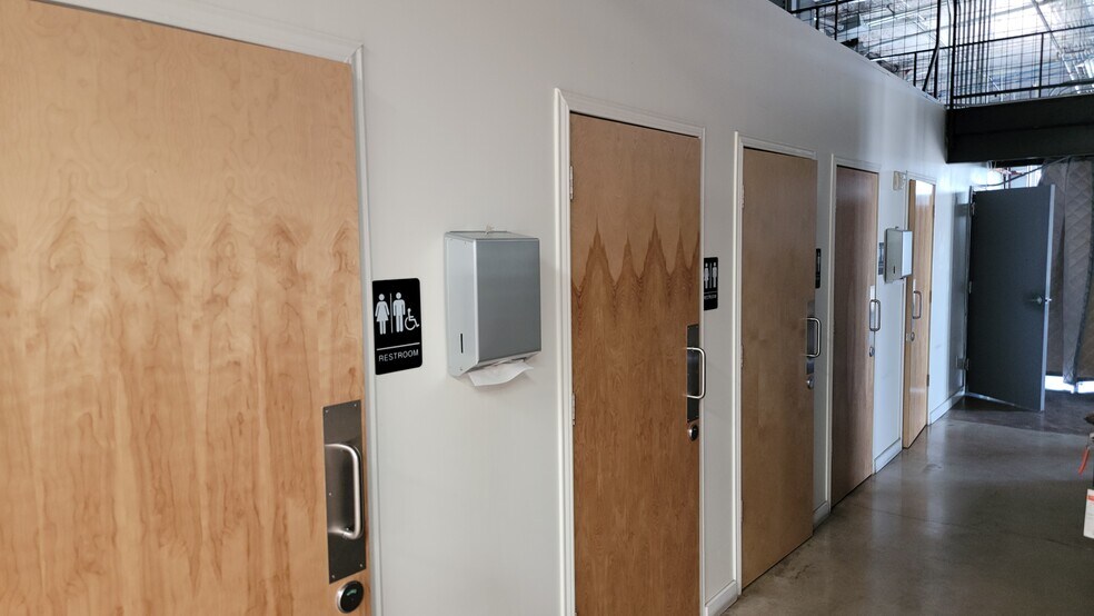 More Photos Of 443 Bastrop Hwy, Austin Flex For Lease
