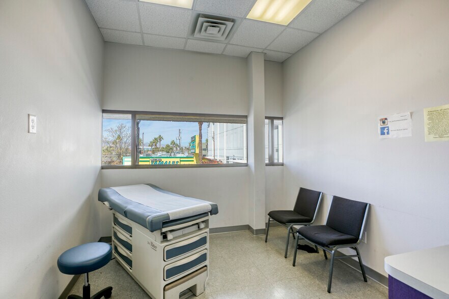 More Photos Of 921 S Las Vegas Blvd, Las Vegas Office For Sale