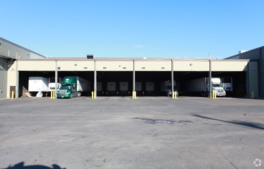 More Photos Of 2700 28th St E, Minneapolis Distribution For Lease