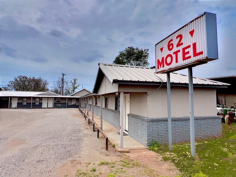 More Photos Of 413 W Broadway St, Hollis Hotel For Sale