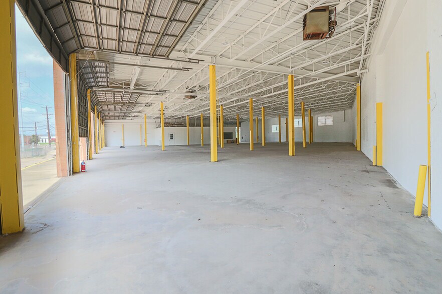 More Photos Of 1915 Empire Central, Dallas Distribution For Lease