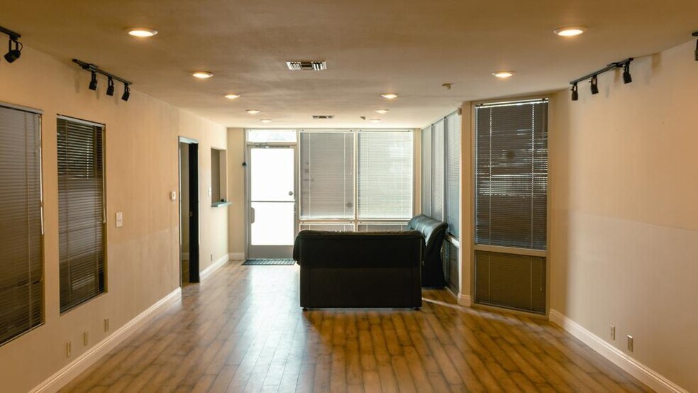 More Photos Of 189 Gentry St, Pomona Warehouse For Lease