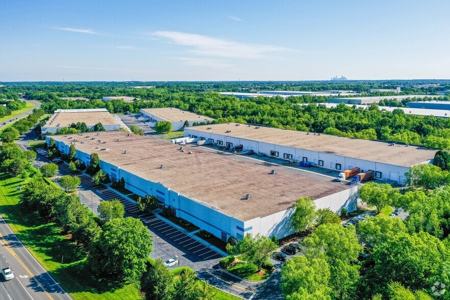 More Photos Of 13833 Carowinds Blvd, Charlotte Distribution For Lease