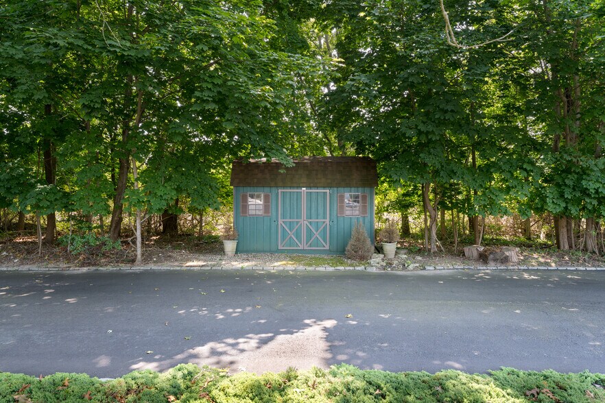 More Photos Of 94 E Montauk Hwy, Hampton Bays General Retail For Sale