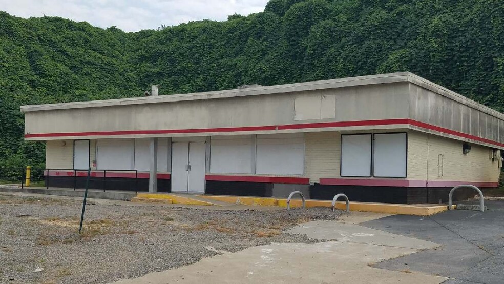 Primary Photo Of 411 N Bridge St, Jonesville General Retail For Sale