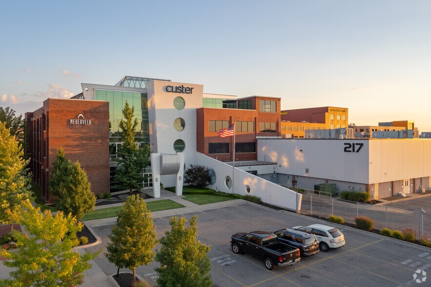 More Photos Of 217 Cesar E Chavez Ave SW, Grand Rapids Showroom For Lease