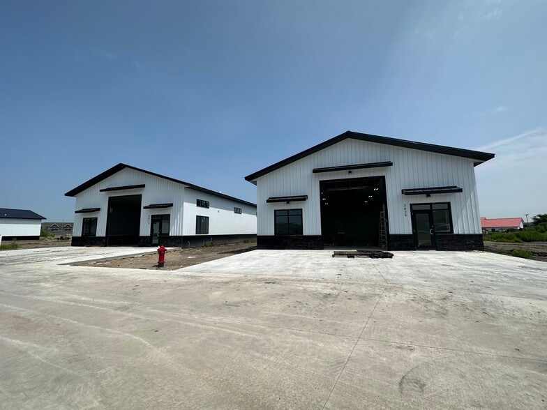 More Photos Of 2955 Thunder, Fargo Warehouse For Sale