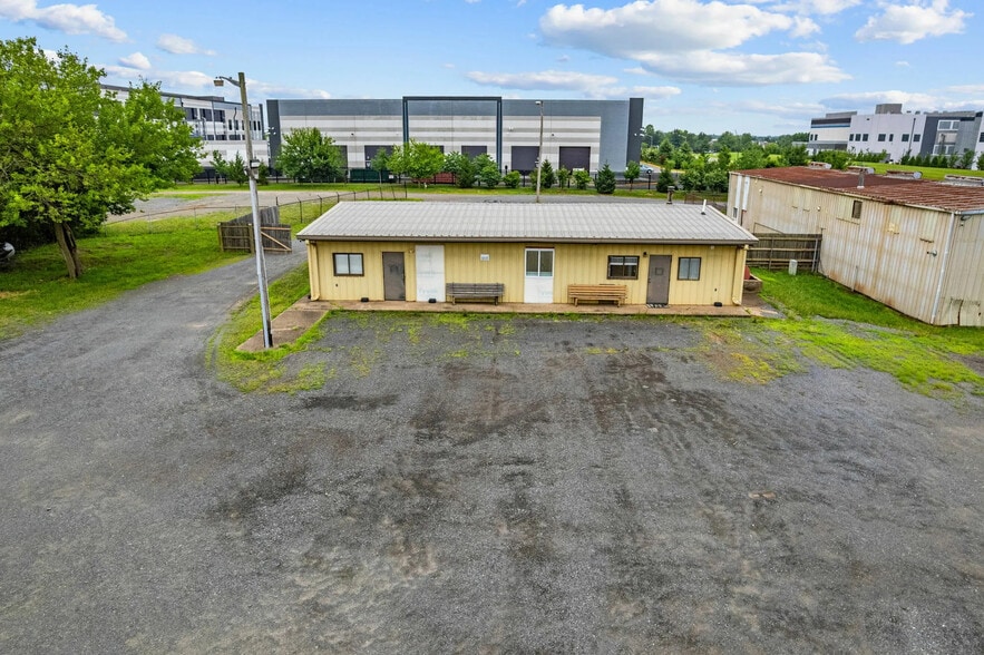 More Photos Of 9701 Hornbaker Rd, Manassas Flex For Lease