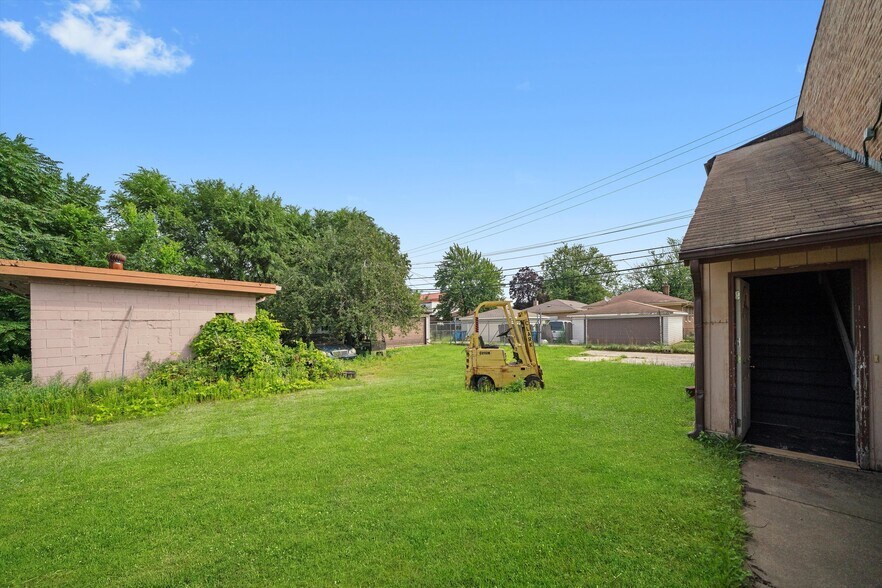 More Photos Of 591 Burnham Ave, Calumet City Office Residential For Sale