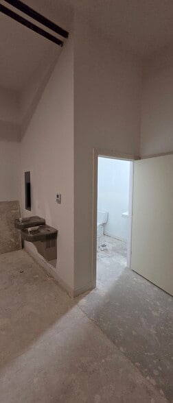 More Photos Of 2046 N Damen Ave, Chicago Storefront For Sale