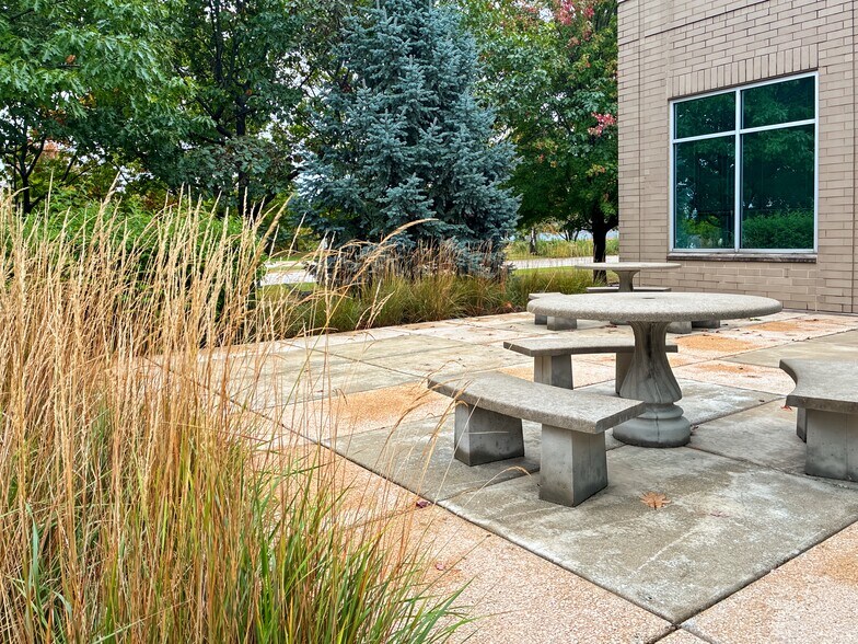 More Photos Of 5400 Prairie Stone Pkwy, Hoffman Estates Coworking Space