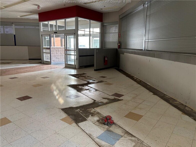 More Photos Of 173 Main St, Clay Drugstore For Lease