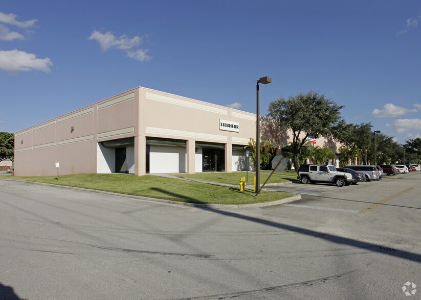 More Photos Of 11801 NW 100th Rd, Medley Warehouse For Lease
