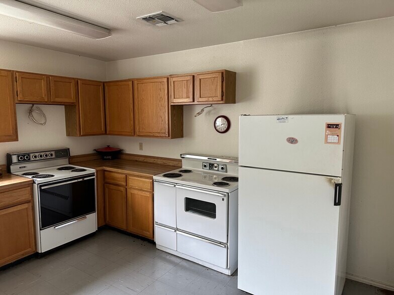 More Photos Of 1505 E Henderson St, Cleburne Office For Sale