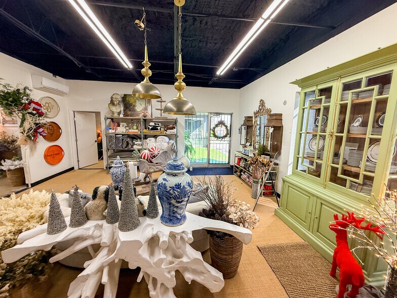 More Photos Of 12131-12137 Valliant St, San Antonio Showroom For Sale