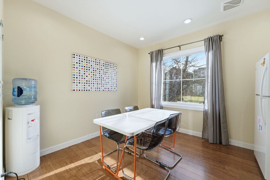 More Photos Of 2932 Vauxhall Rd, Vauxhall Office For Sale