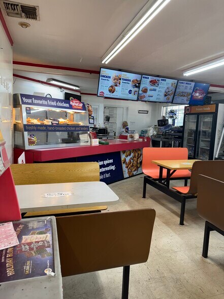 More Photos Of 8391 US Highway 301 S, Jacksonville Service Station For Lease