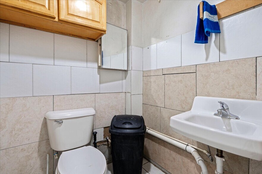 More Photos Of 1434 Market Cir, Port Charlotte Warehouse For Sale