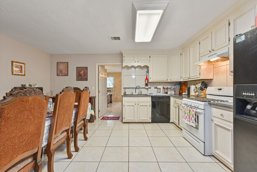 More Photos Of 1804 36th St N, Texas City Multifamily For Sale