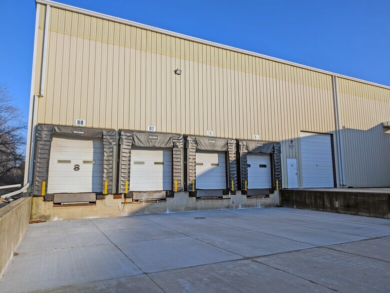 More Photos Of 400 Earl Rd, Shorewood Warehouse For Lease