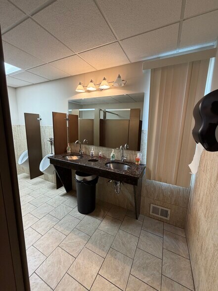More Photos Of 25625 Southfield Rd, Southfield Office For Lease