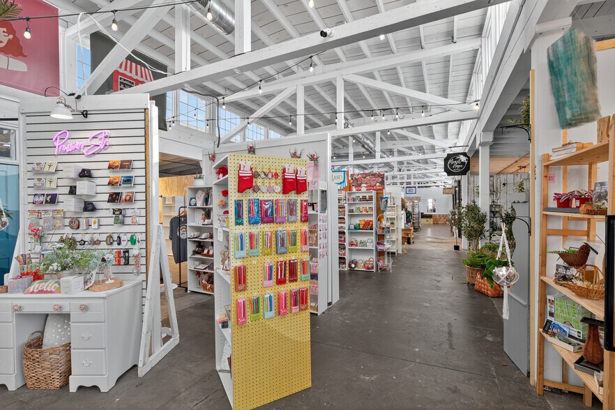 More Photos Of 51 N Main St, Manheim General Retail For Sale