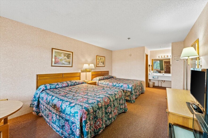 More Photos Of 3043 E Van Buren, Eureka Springs Hotel For Sale