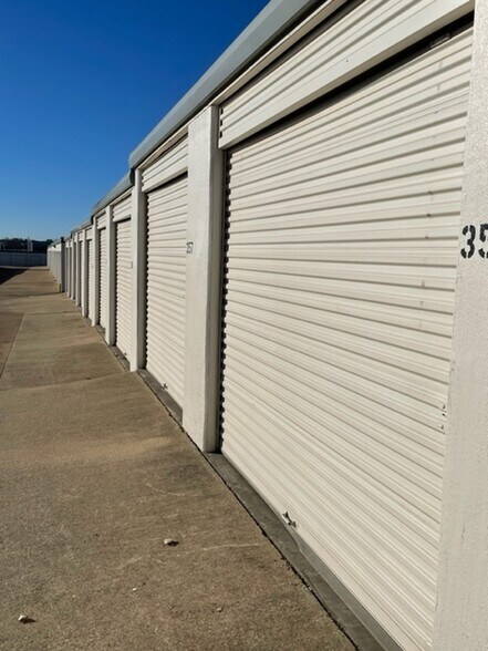 More Photos Of 2229 W Division St, Arlington Self Storage For Lease