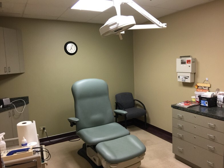 More Photos Of 6 E Saint Charles Rd, Lombard Medical For Lease