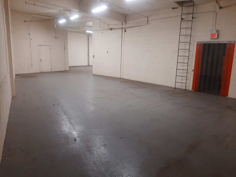 More Photos Of 176 5th Ave, Hawthorne Warehouse For Lease
