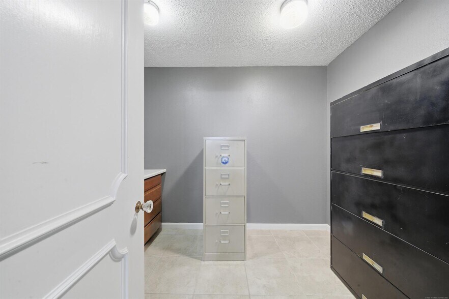 More Photos Of 1718 W Broadway St, Collinsville Office Residential For Sale