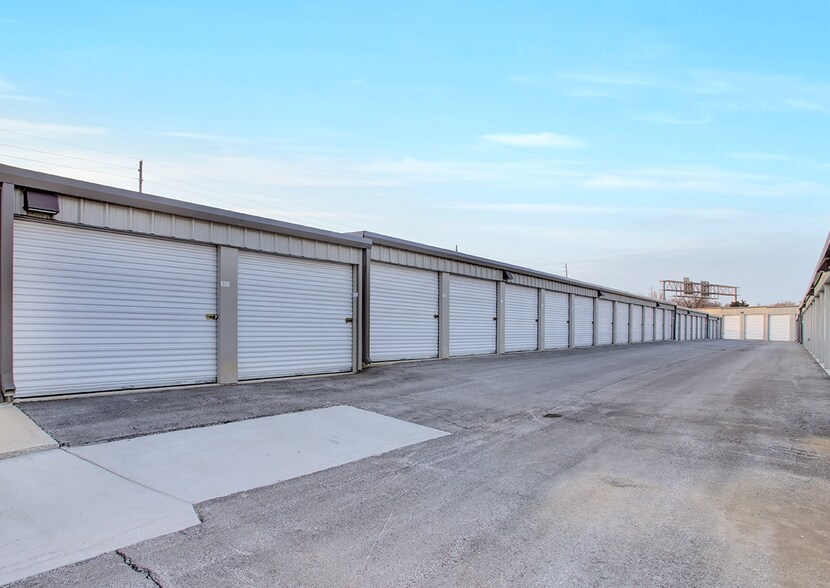 More Photos Of 7557 NW Cookingham Dr, Kansas City Self Storage For Sale