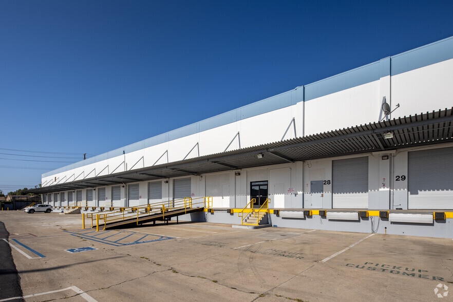 More Photos Of 500 W Warner Ave, Santa Ana Warehouse For Lease