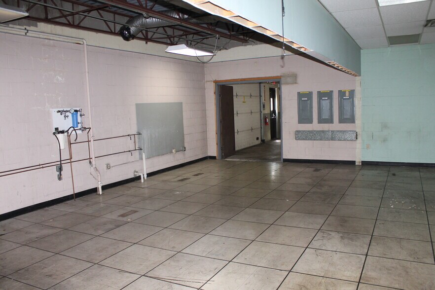 More Photos Of 121 Industrial Dr, Dekalb Manufacturing For Sale