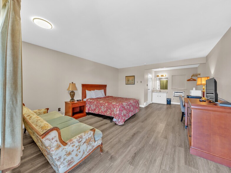 More Photos Of 2889 Howard Av, Windsor Hotel For Sale