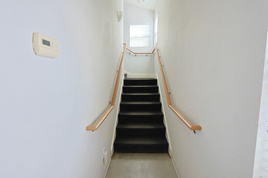 More Photos Of 137 Hall Ave, Coos Bay Office For Sale