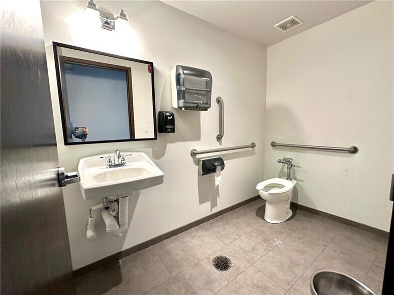 More Photos Of 210 E Washington St, New Castle Office For Lease