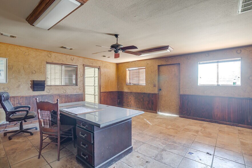 More Photos Of 3550 N Main St, Cleburne Industrial For Sale